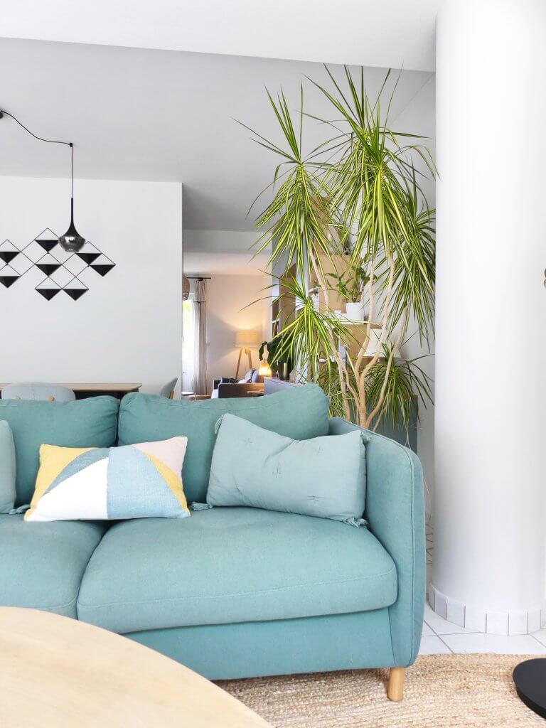 Décoration d’un salon salle à manger ouvert avec entrée et coin TV cosy. Découvrez un intérieur moderne et harmonieux signé Home by Marie.