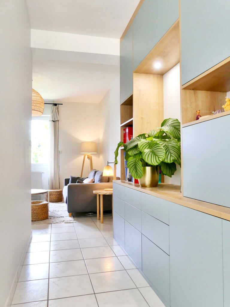 Décoration d’un salon salle à manger ouvert avec entrée et coin TV cosy. Découvrez un intérieur moderne et harmonieux signé Home by Marie.