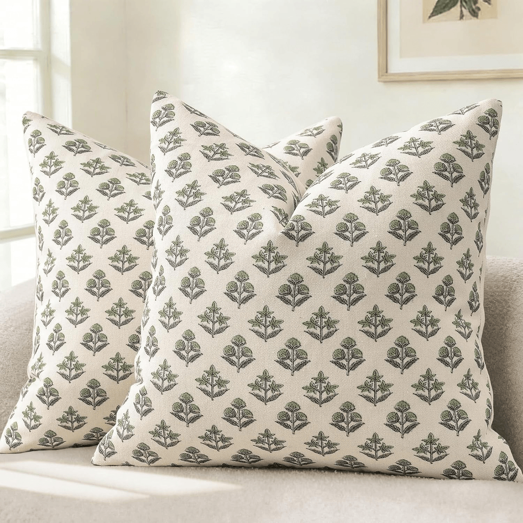 Coussins à imprimé block print floral vert et blanc, 
style Amber Interiors, décoration salon intemporelle