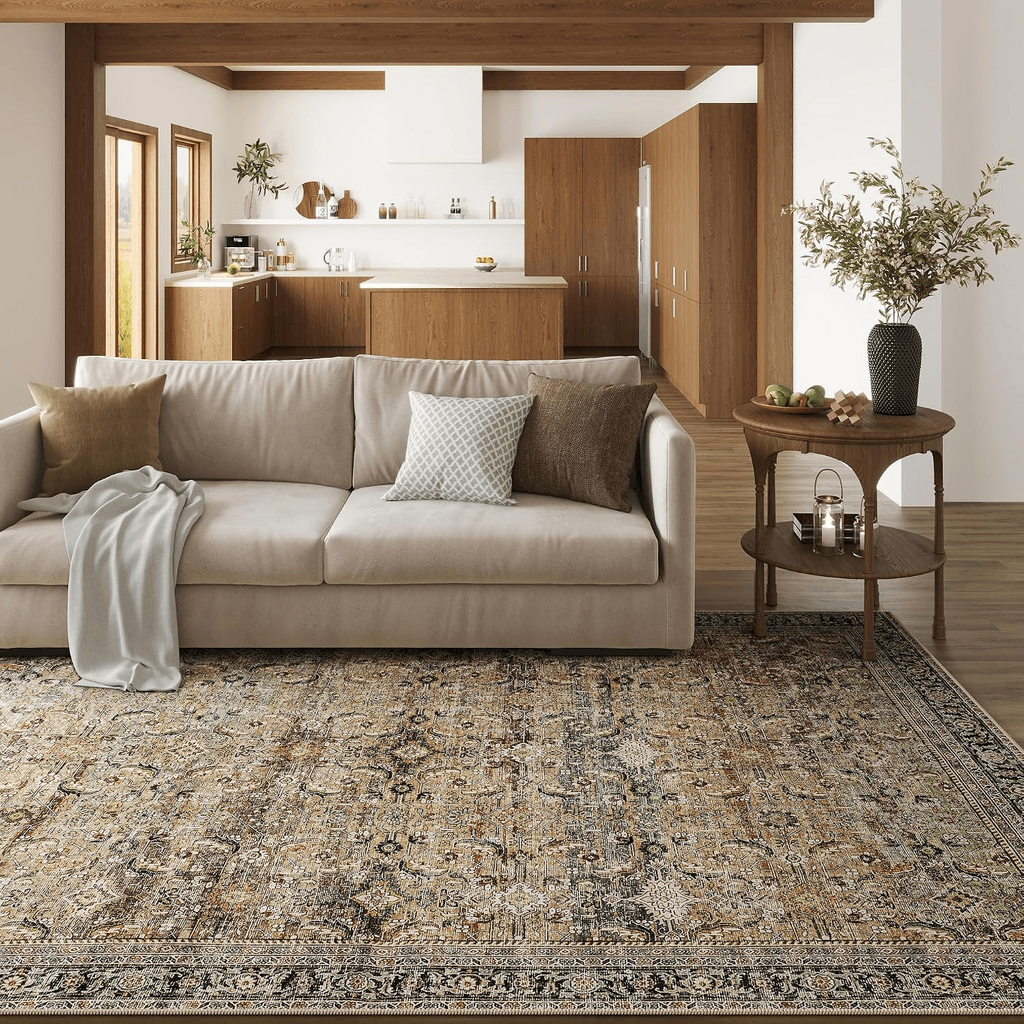 Tapis vintage d'inspiration persane sous un canapé beige, 
décoration salon style classique américain